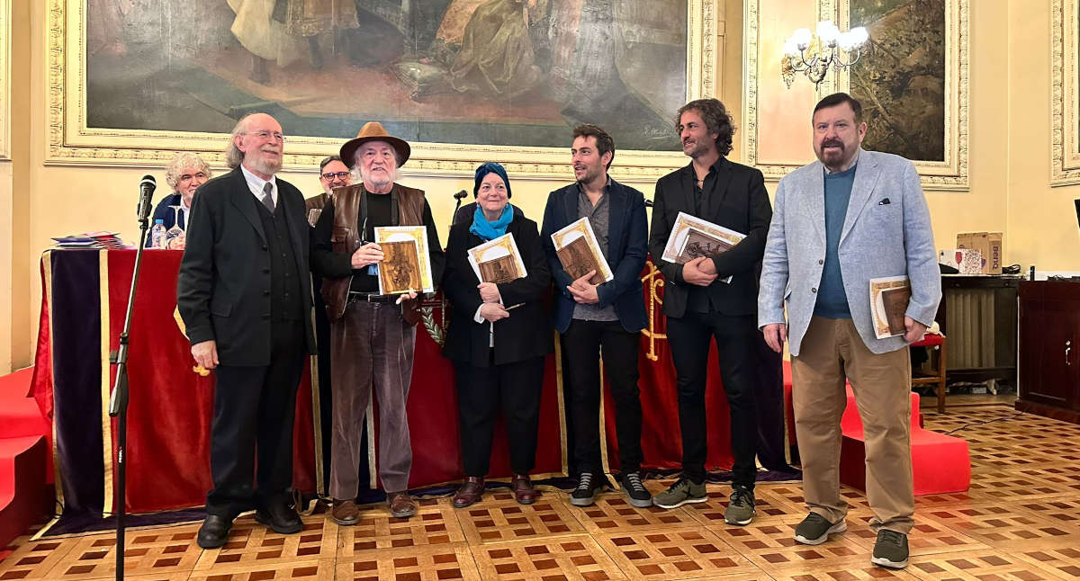 Foto de los premiados con Joaquín Díaz