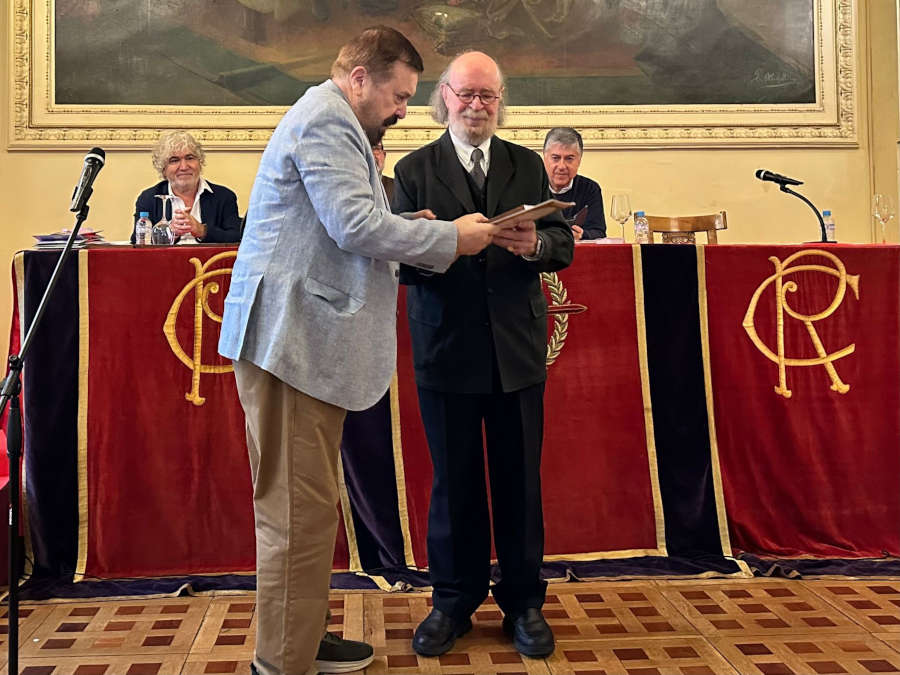 Joaquín Díaz entrega el premio a Javier Barreiro