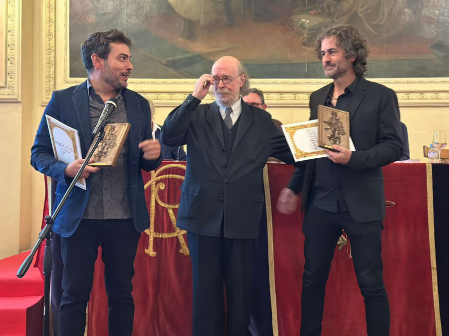 Joaquín Díaz entrega el premio a Jorge Arribas y Diego Galaz