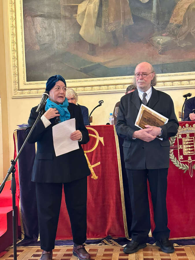 Joaquín Díaz entrega el premio a Cristina Bordas
