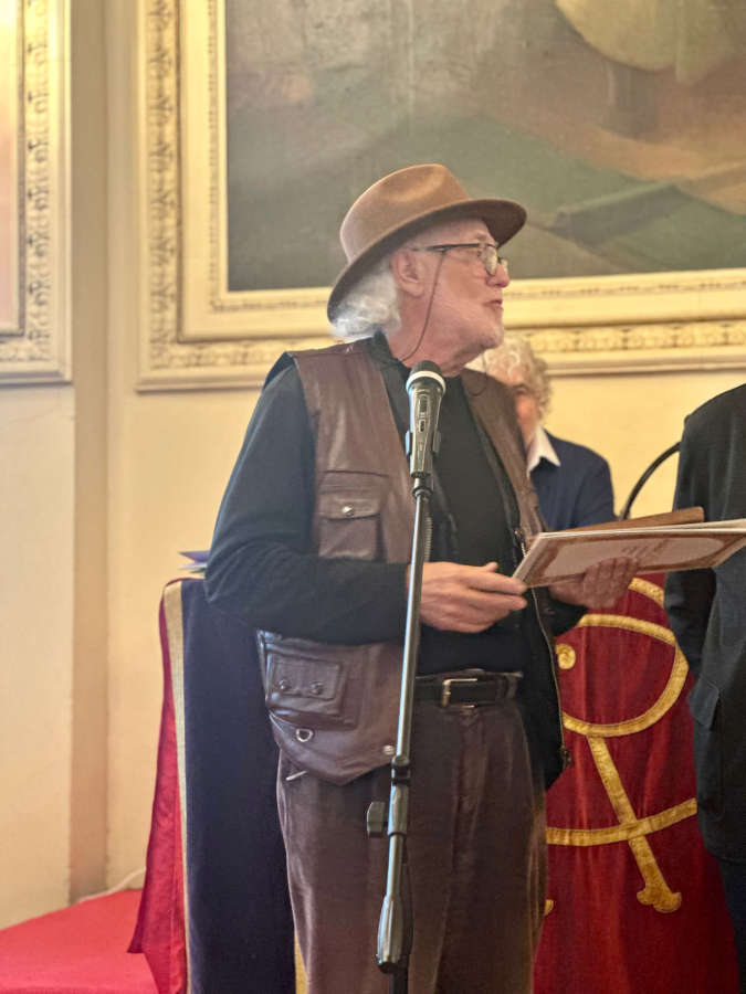 Eugenio Monesma recibe el premio de manos de Joaquín Díaz