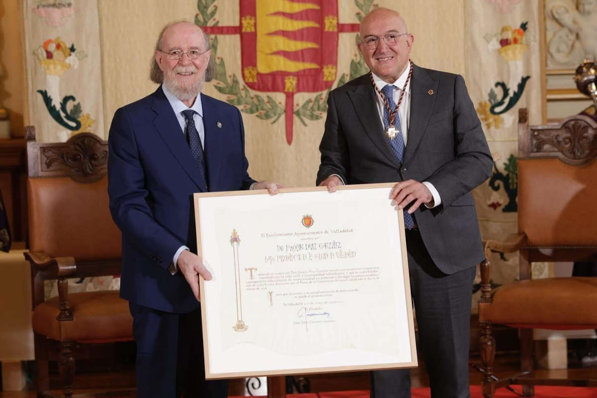 Joaquín Díaz recibe el diploma