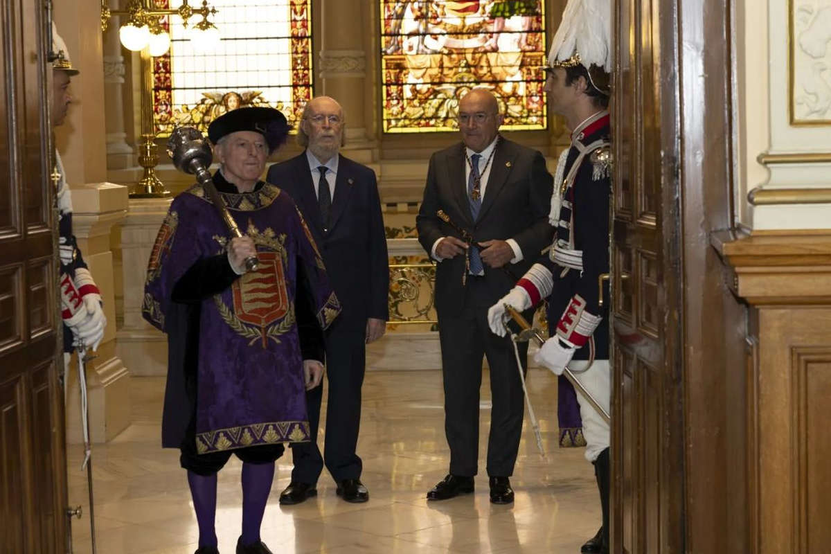 Entrando en el salón de recepciones