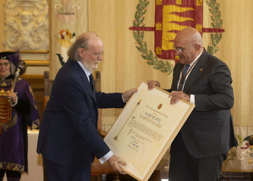 Joaquín Díaz recibe el diploma