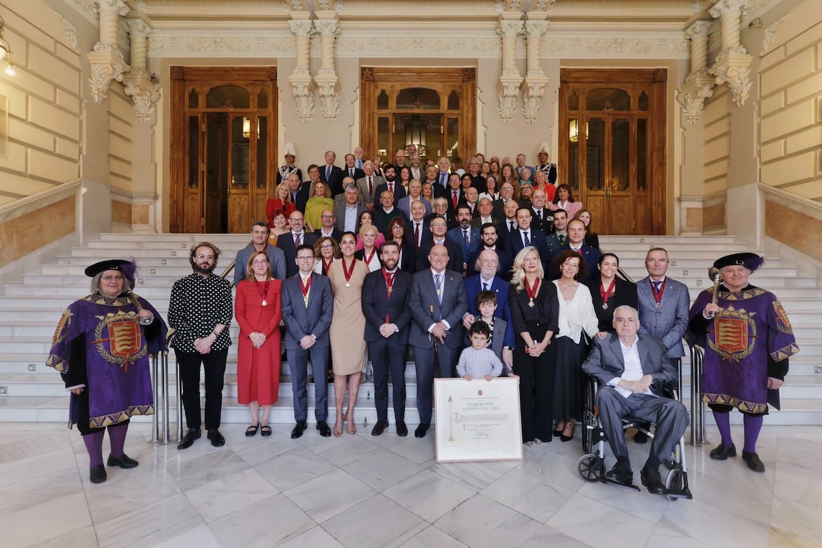 Foto de grupo en la escalera del Ayuntamiento