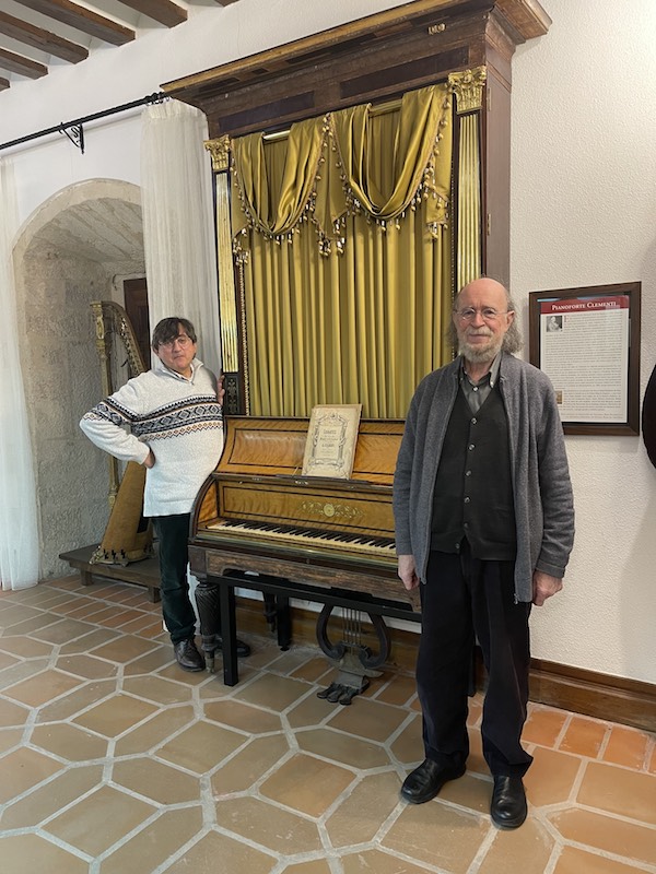 Joan Josep Gutiérrez y Joaquín Díaz junto al Piano Clementi