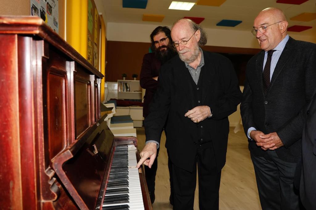 Joaquín Díaz, Jesús Julio Carnero y Javier Vielba en el piano del Lourdes